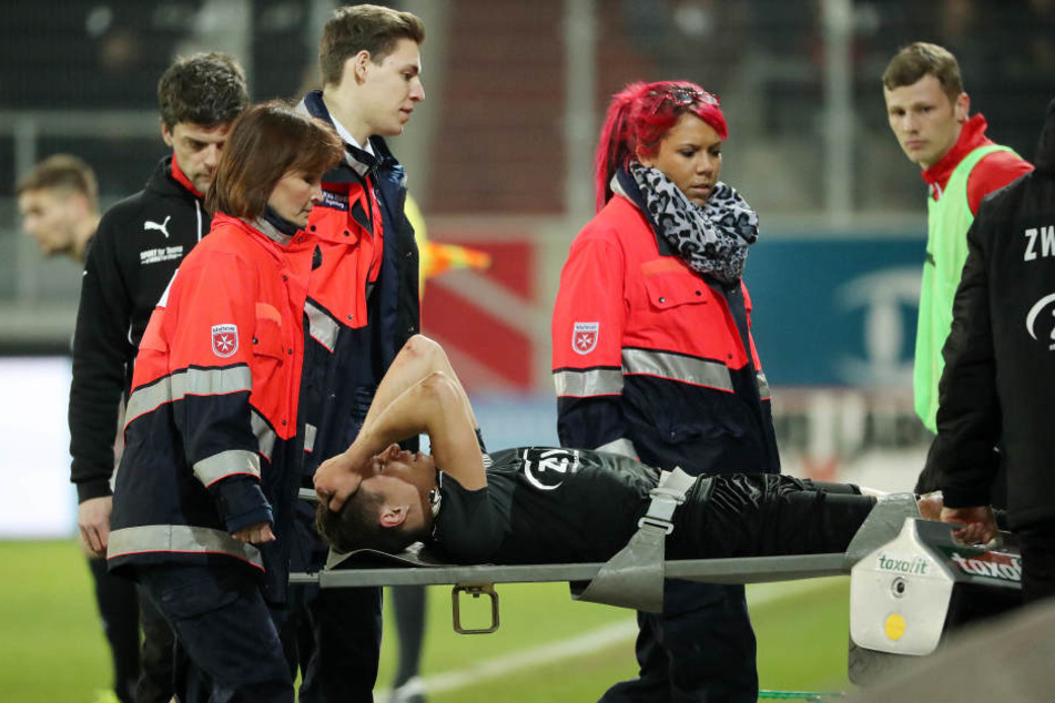 Christoph Göbel musste beim Spiel gegen Regensburg verletzt vom Platz getragen werden.