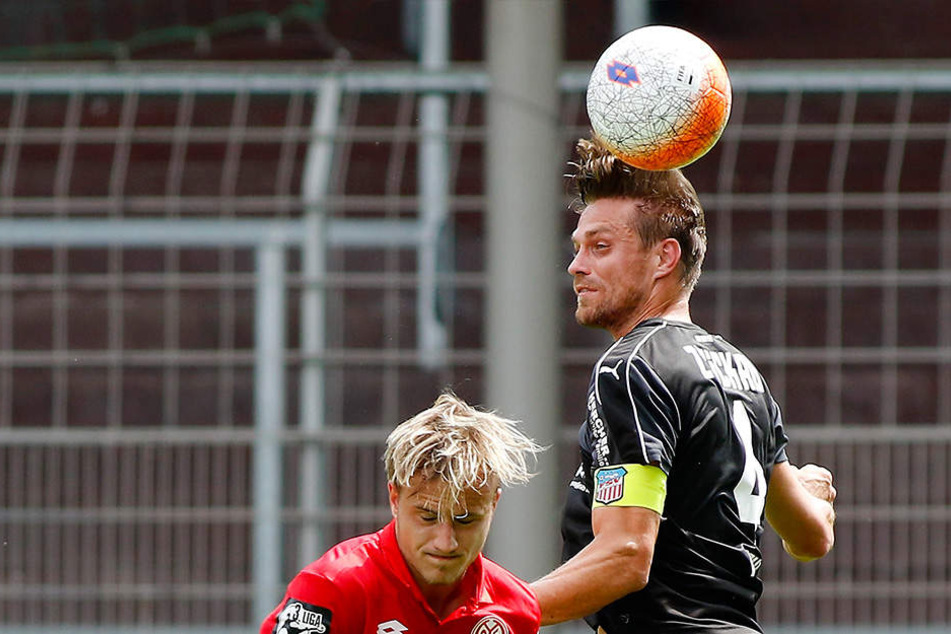 Robert Paul spielt mit Köpfchen.