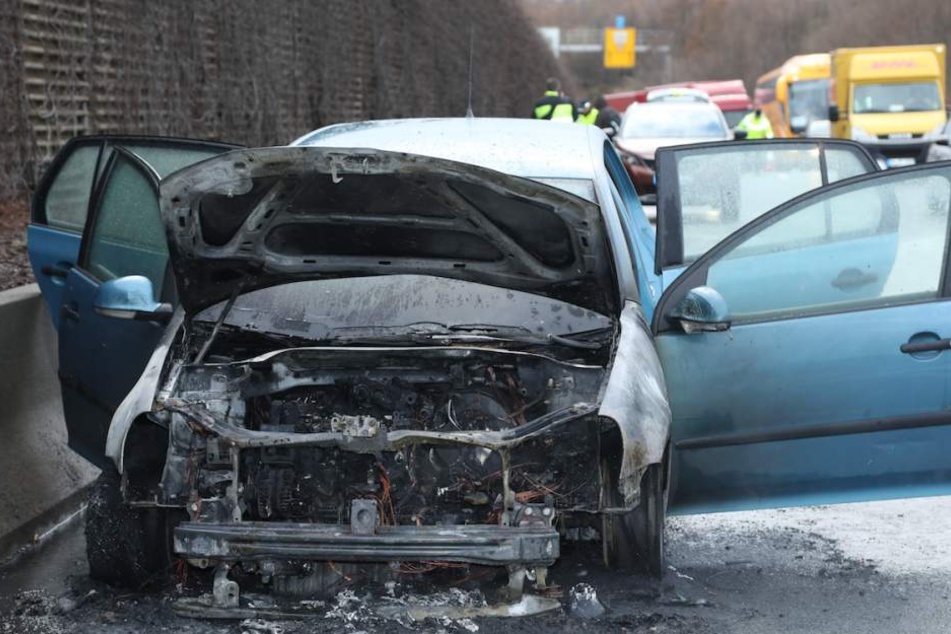 Der Motorraum und die Front des Golfs wurden komplett zerstört.