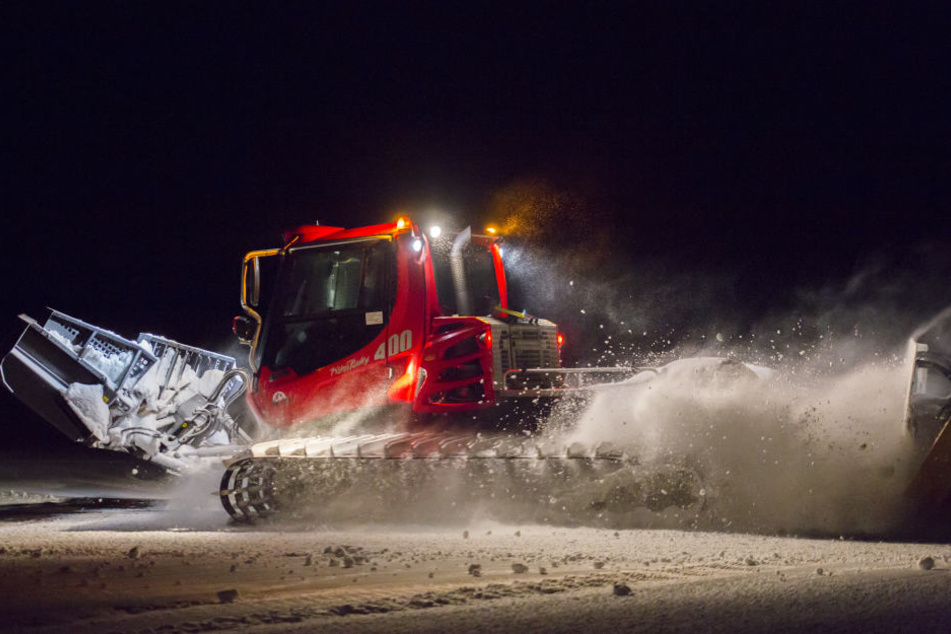 Auch während der Nacht waren die Pistenraupen am Skihang in Oberwiesenthal im Einsatz.
