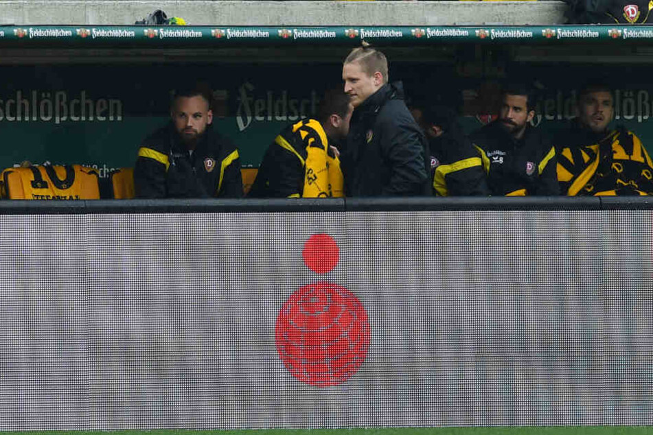 Marvin Stefaniak (Mitte vorn) und Giuliano Modica (li.) mussten auf die Bank.
