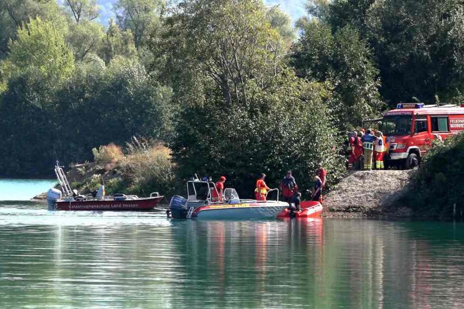 Auch Taucher der Berufsfeuerwehr suchten nach dem Schwimmer.