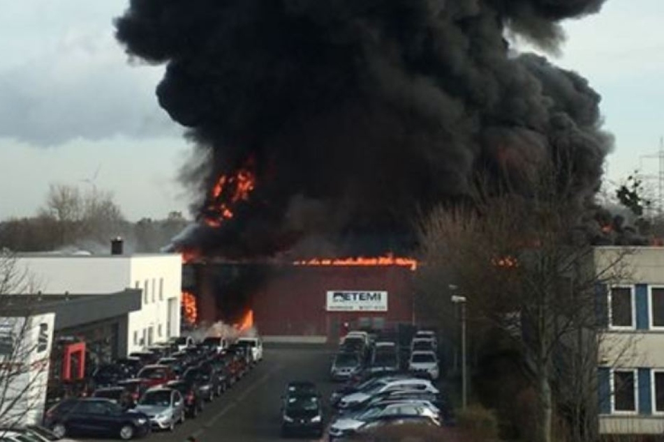 Am Dienstagvormittag standen dichte Rauchschwaden über der Lagerhalle in Bergheim.