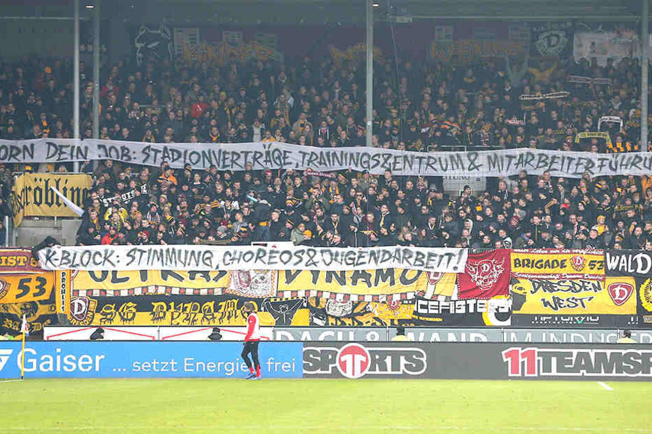 In Heidenheim hatten die Dynamo-Ultras mit diesen Spruchbändern bereits ihren Unmut zum Ausdruck gebracht.