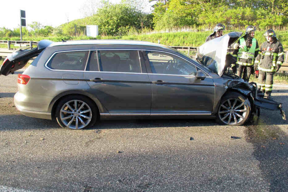 Der VW wurde bei dem Unfall schwer beschädigt.