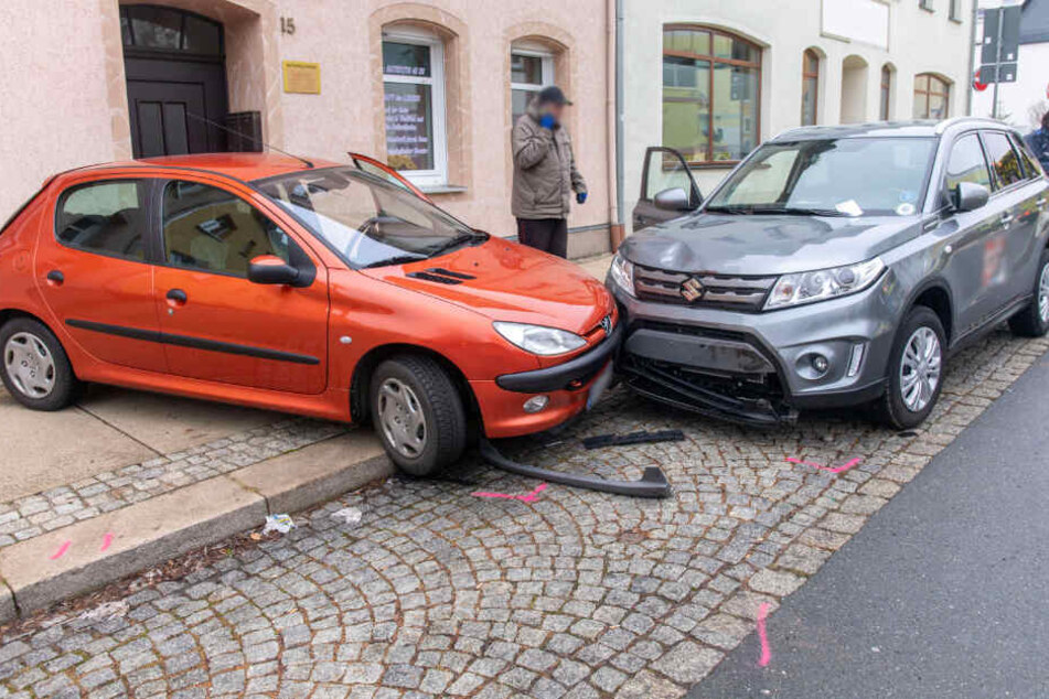 Die Peugeot-Fahrerin wollte einparken, das ging schief.