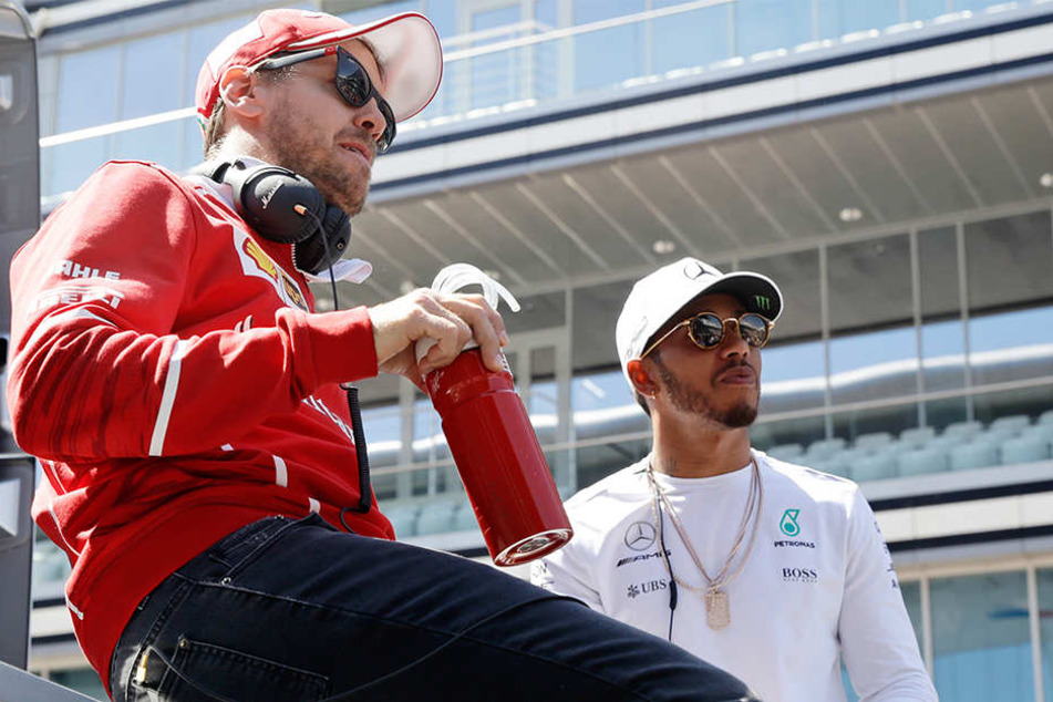 Im WM-Kampf mit Vettel (l.) hat Hamilton die Nase vorn.
