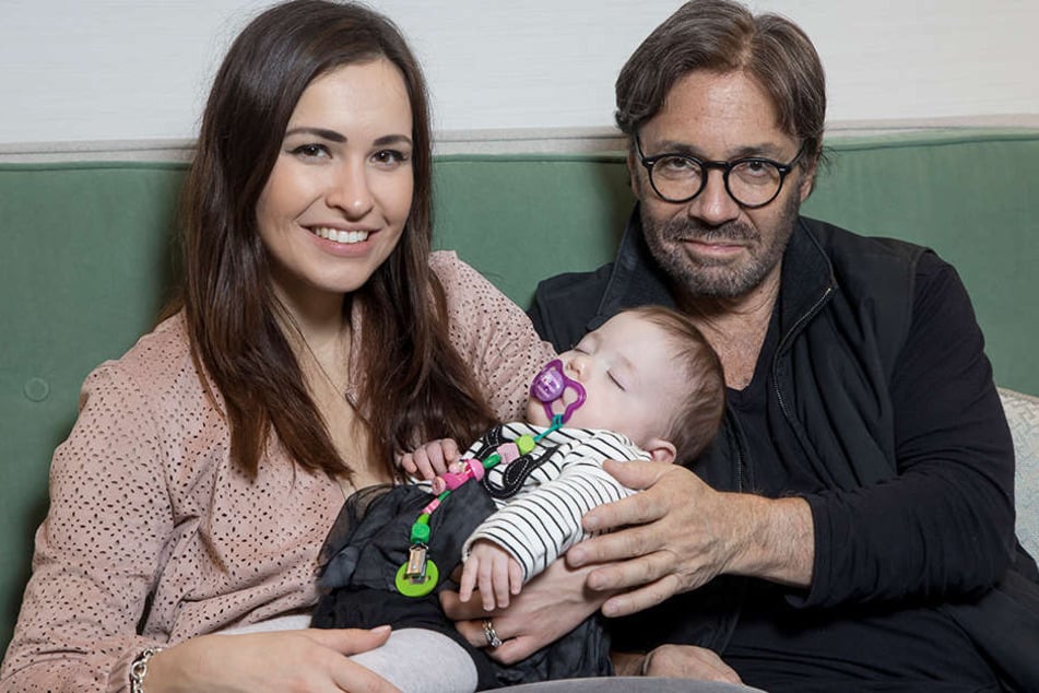 Grammy-Gewinner Al Di Meola (62)
geht mit seiner Frau Stephanie (29) und Töchterchen Ava auf Konzertreisen.