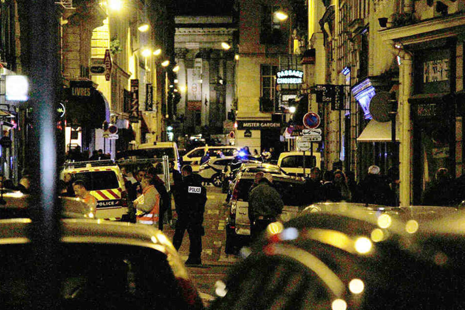 Ein Taxifahrer hat im französisches Paris einen 44-jährigen United-Fan mit einer Klinge attackiert.