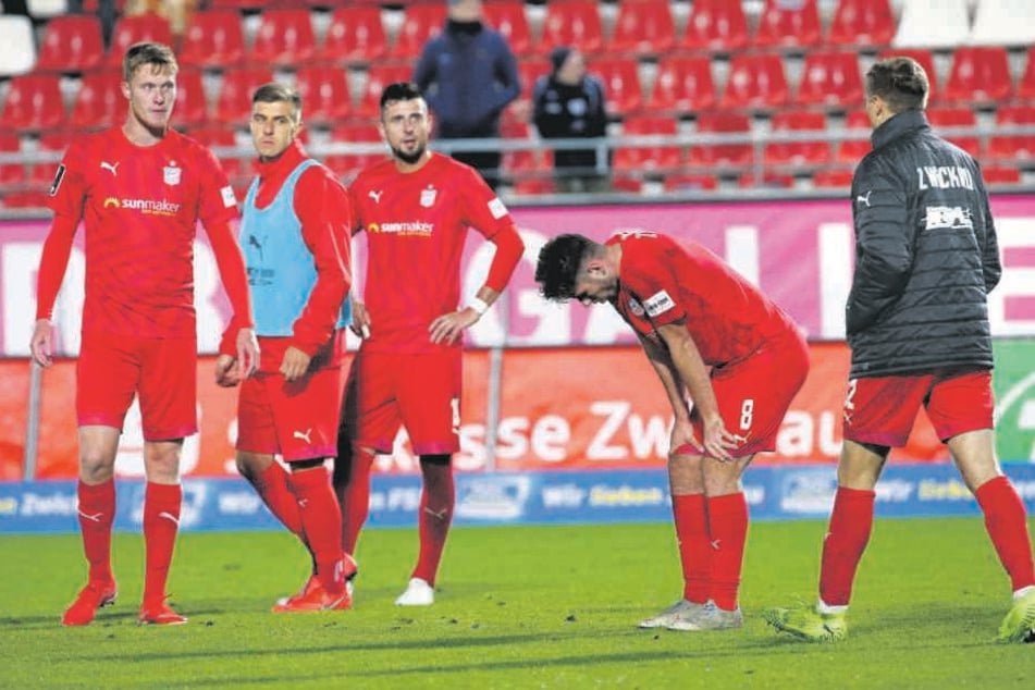 Die Enttäuschung stand Davy Frick (M.) und seinen Mitspielern ins Gesicht geschrieben.