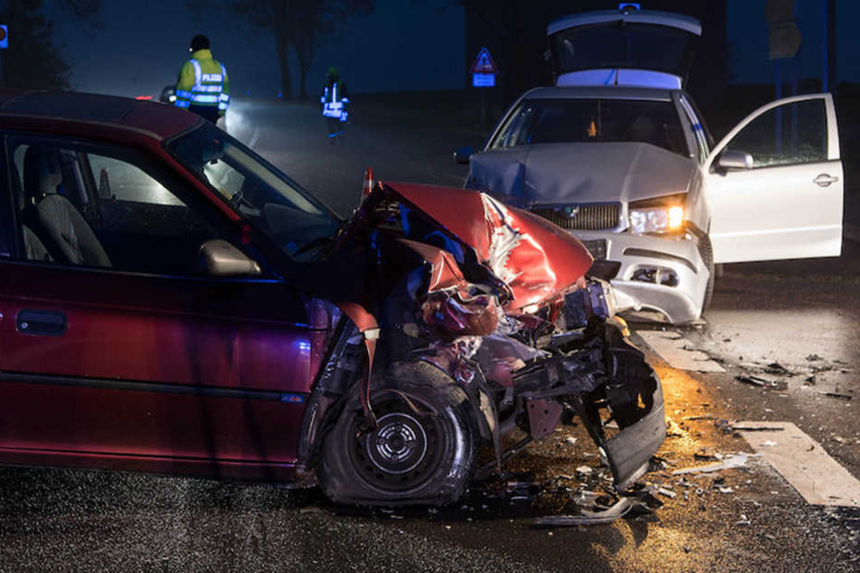 Völlig demoliert stehen ein Opel Corsa und ein Skoda Fabia an der Unfallstelle.