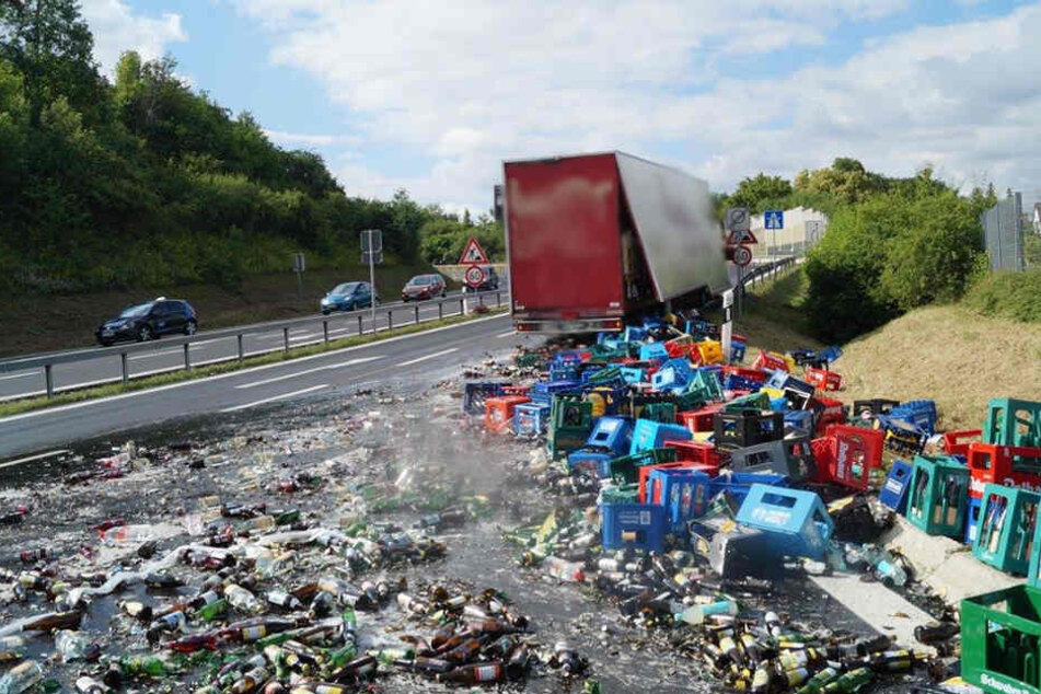 Dutzende Getränkekisten rutschten von dem Laster und landeten auf der Fahrbahn.