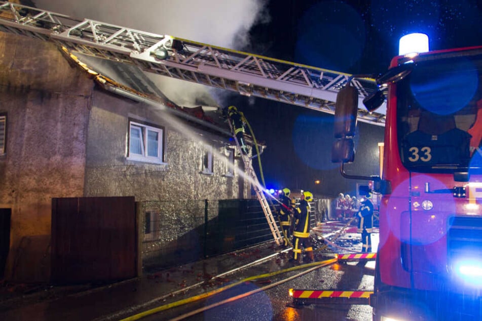 Die Feuerwehren waren bis zum Mittwochmorgen mit den Löscharbeiten beschäftigt.