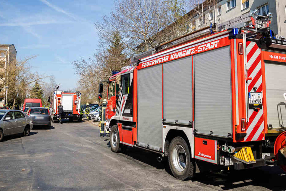 Die Feuerwehr am Einsatzort in Kamenz.