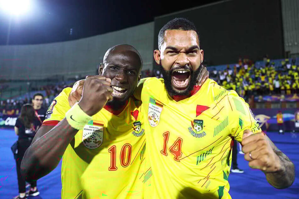 Freudentaumel: Mickaël Poté (l.) und Cebio Soukou nach dem hart erkämpften Sieg mit dem Benin gegen Marokko.