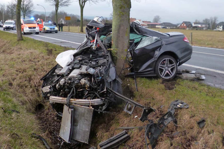 Der Mercedes krachte mit der Fahrerseite gegen den Baum.