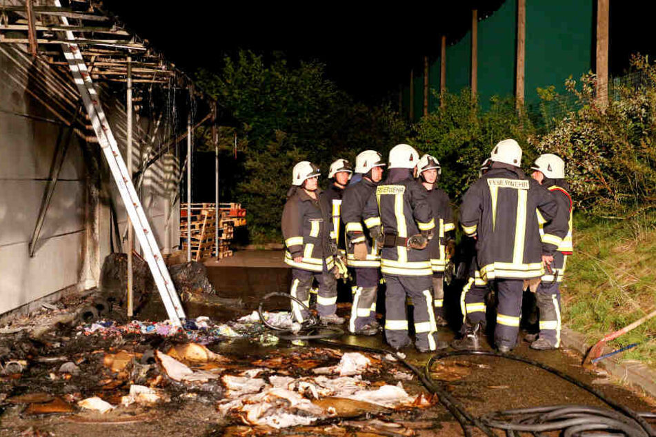 Der mutmaßliche Brandstifter soll auf dem Firmengelände Müll angezündet haben, die Feuerwehr konnte den Brand schnell löschen.