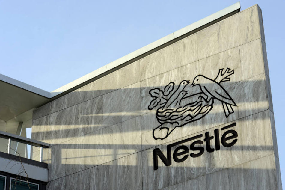 Das Firmen-Logo am Nestle Hauptquartier in der Schweiz.