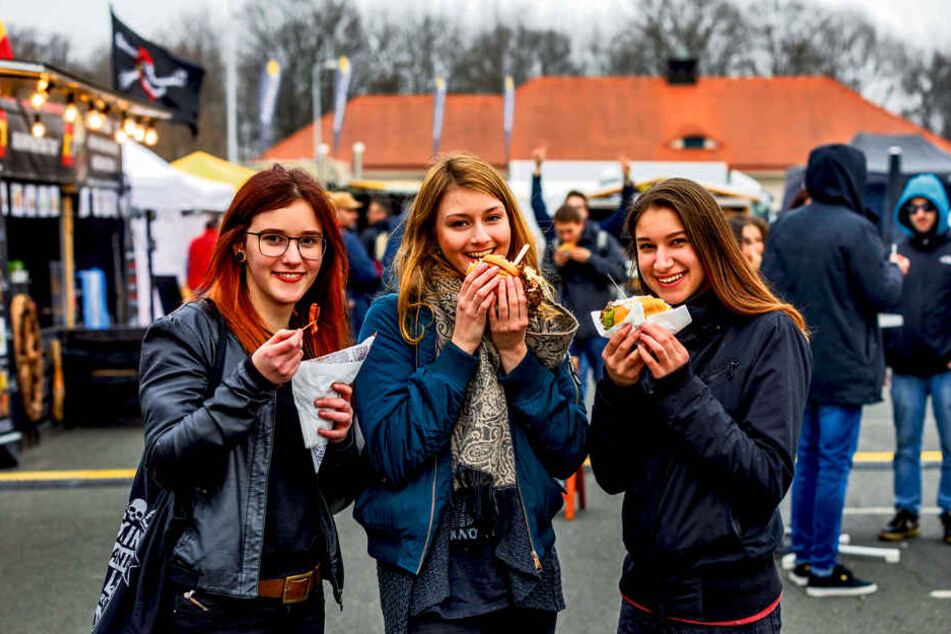Larissa Hirschberger (16), Lea Böttcher (19) und Isa Haubold (17) kamen aus
Meißen zum Street-Food-Festival in die Messe.