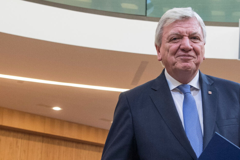 Seine Amtsgeschäfte will Ministerpräsident Volker Bouffier (Archivbild) weiter fortführen.