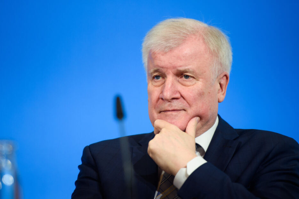 Stimmenfang auf Kosten der Natur? Horst Seehofers "10-H-Regel" bremst die Wende aus.