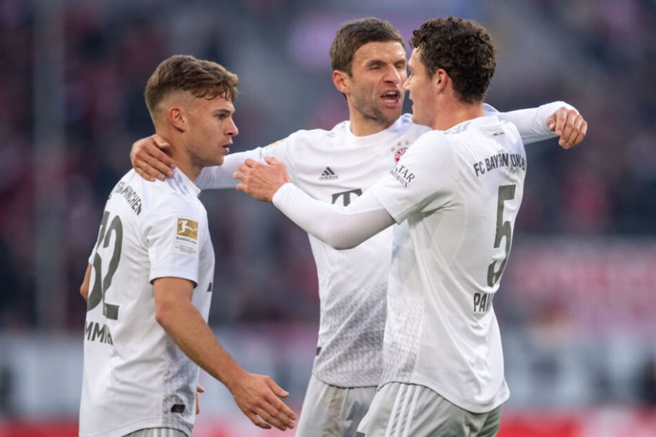 Joshua Kimmich (l-r), Thomas Müller und Benjamin Pavard jubeln nach dem Treffer zur 1:0 Führung.