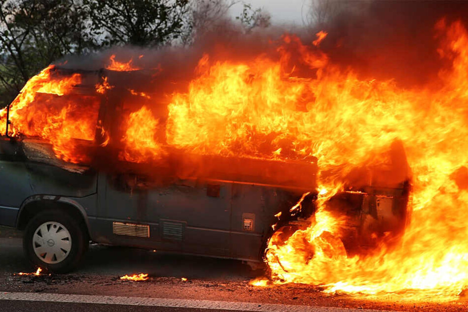 Die Flammen schlugen meterhoch.