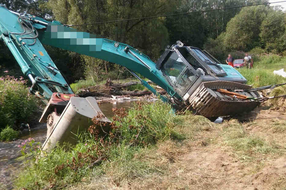 Der Bagger landete in der Elster.