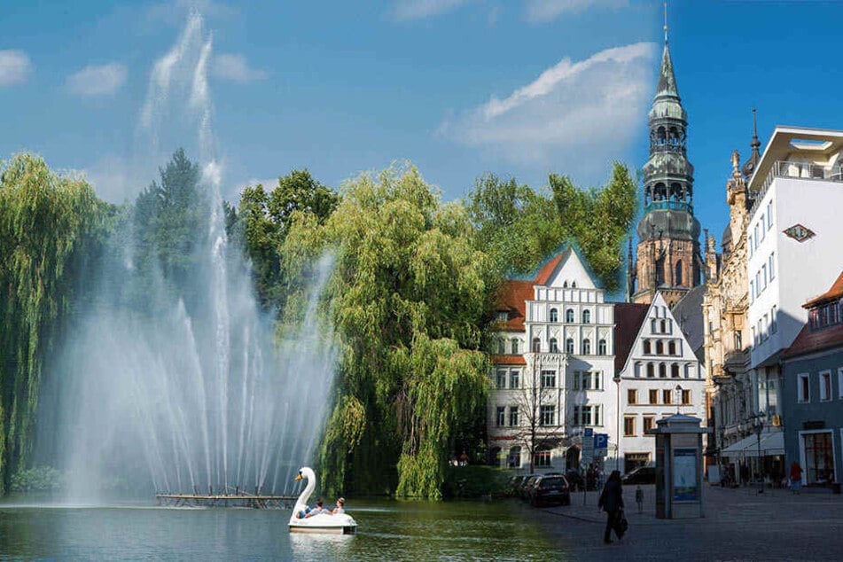 Der berühmte Dom und die Schwäne, sind das die Schlagworte für Zwickau?