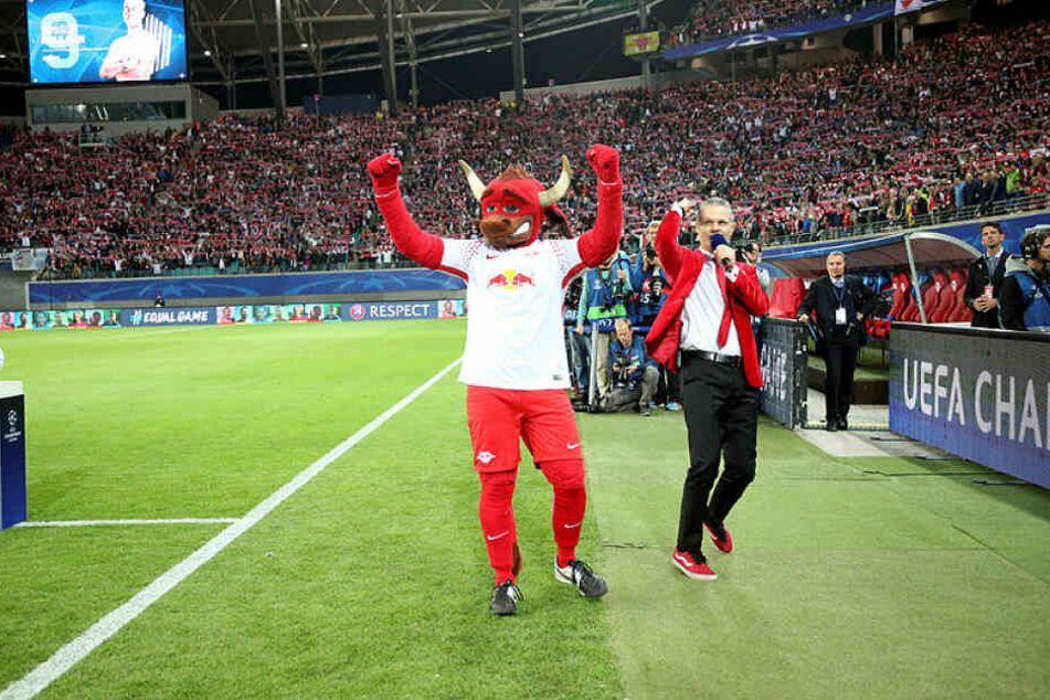 RB Leipzigs Stadionsprecher Tim Thoelke (r.) hat seinen Vertrag bis 2021 verlängert.
