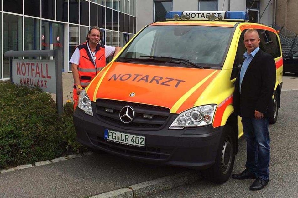 Rescue-Chef Ronny Illig (32, r.) bespricht Einsätze mit dem leitenden Notarzt, Oberarzt Götz Kästner, an der Mittweidaer Klinik.