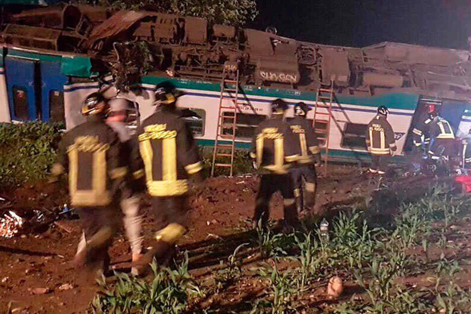 Rettungskräfte kümmern sich um die Unfallopfer. Für zwei Personen kam jede Hilfe zu spät.