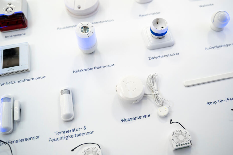 Bewegungsmelder, Alarmsirene und Co: Es gibt viele verschiedene Helfer für den Haushalt, die automatisch arbeiten.
