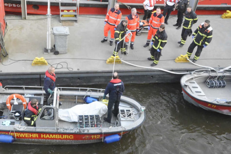 Fußgänger entdeckten die Leiche eines Mannes am Montagmorgen in der HafenCity.