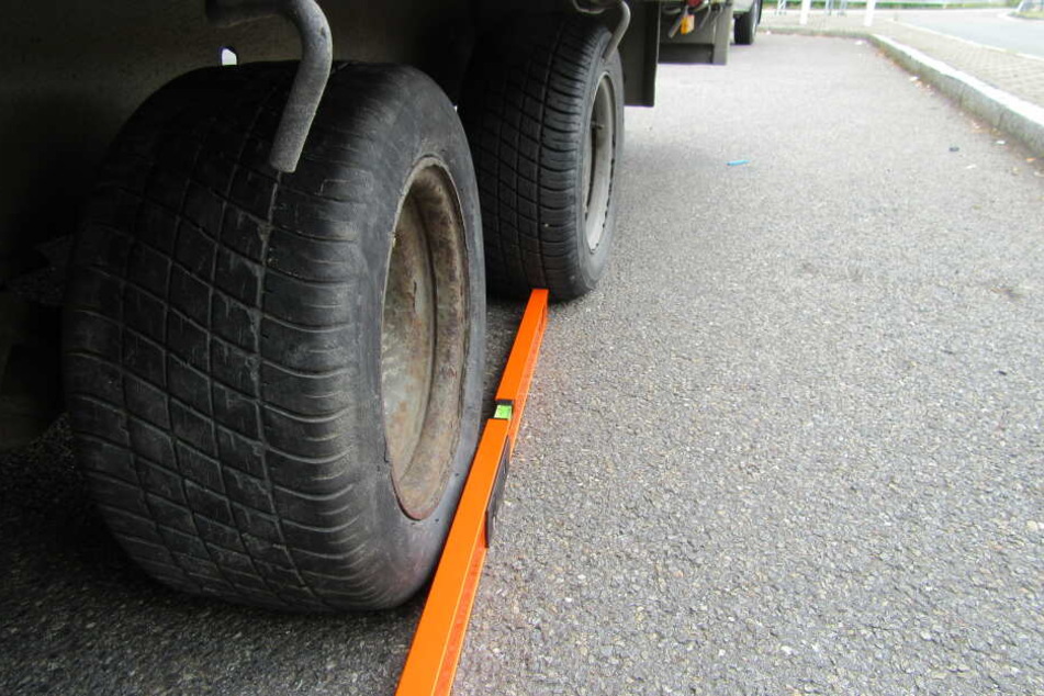 Ein Reifen am Anhänger war bereits bis auf das Gewebe abgefahren.