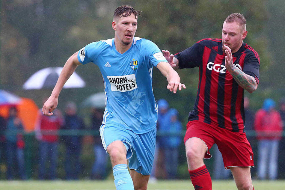 Janik Bachmann (l.) bei seinem Startelf-Debüt im Sachsenpokal-Spiel gegen Lok Zwickau im Zweikampf mit Patrick Schad.
