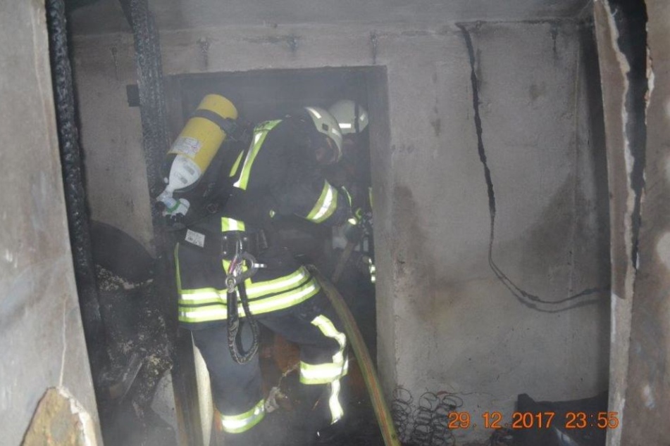 Das Feuer wütete im ganzen Haus. Erst am Morgen konnten die Feuerwehrleute den Brand löschen.