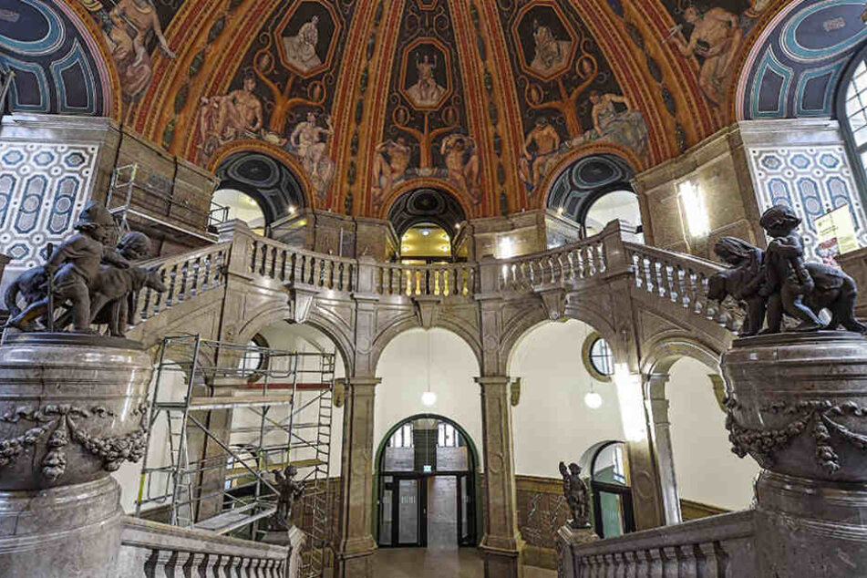 In der frisch sanierten Kuppelhalle im Rathaus stehen schon wieder
Baugerüste.