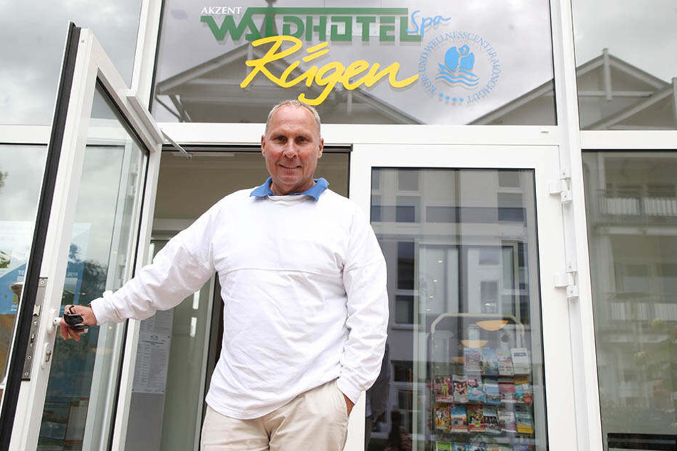 Hereinspaziert! FCE-Boss Helge Leonhardt öffnet die Tür zum Auer Team-Hotel auf Rügen.