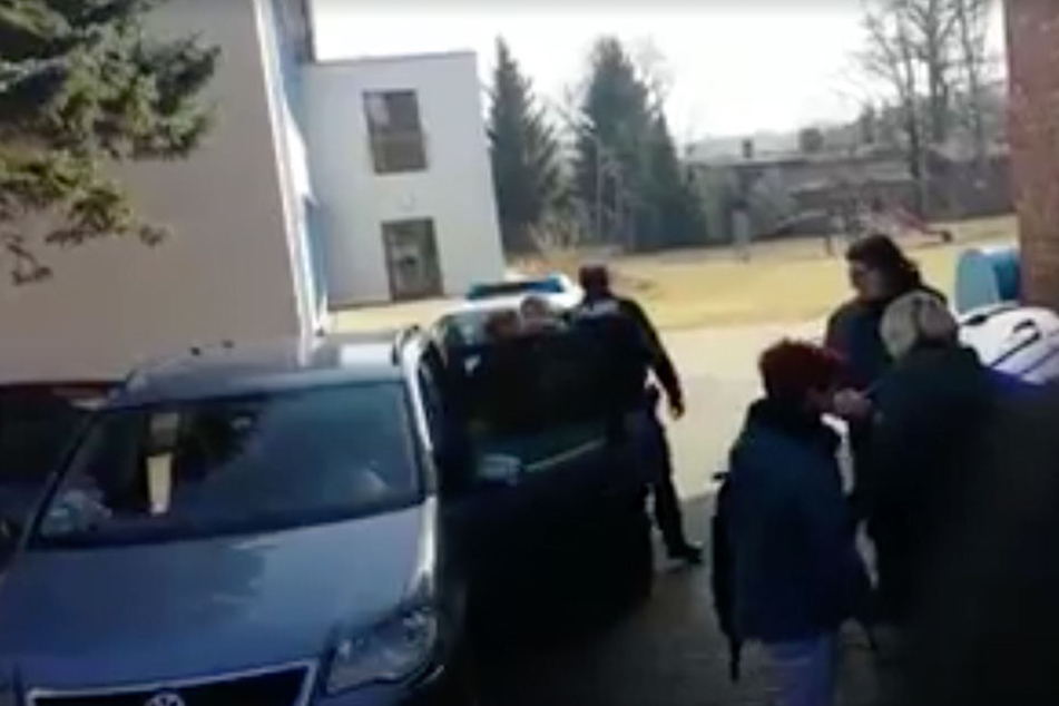 Das Kind wehrte sich mit Händen und Füßen, doch es nütze alles nichts: Die Achtjährige wurde zu ihrer Mutter gebracht, bei der sie gar nicht leben will.