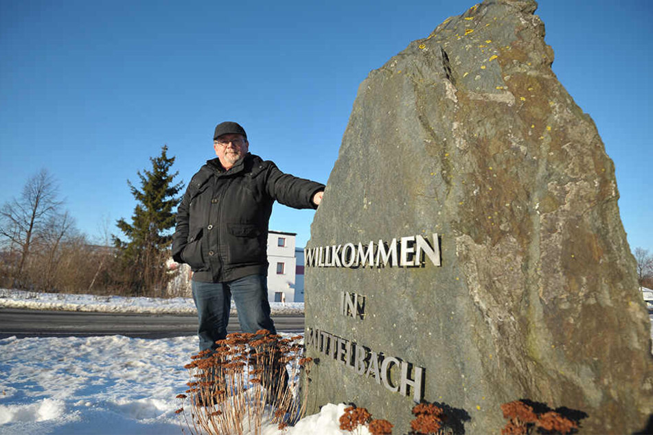 Selbstbewusster Mittelbacher am großen Ortsstein: Gunter Fix (54) ist stolz
auf sein Dorf im Grünen.
