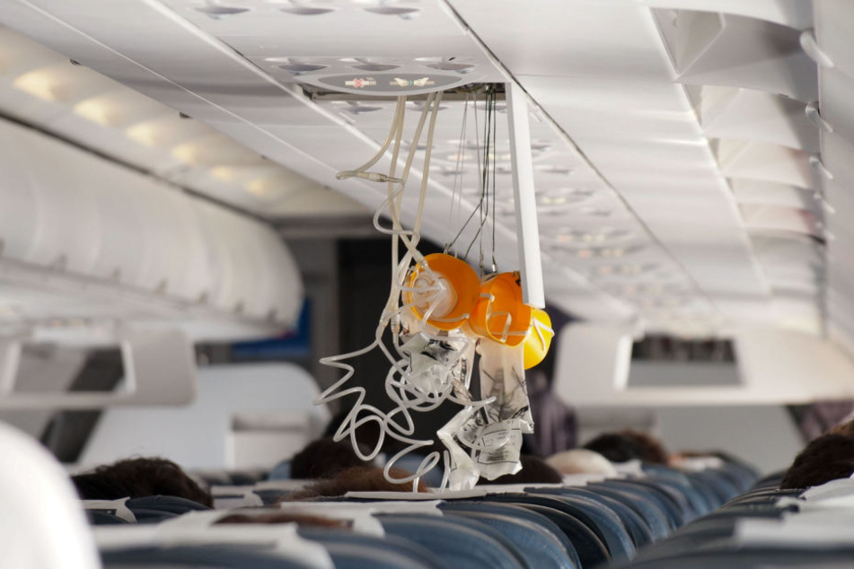 Weil der Co-Pilot seiner Lust auf eine Zigarette nachgab, fielen im Flieger kurz darauf sogar die Sauerstoffmasken aus der Decke. (Symbolbild)
