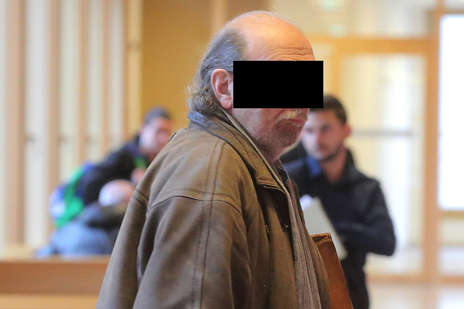 Bernd A. (72) nervt seine Mitbewohner im Haus mit lauter Musik. Jetzt bekam er Ärger mit dem Amtsrichter.