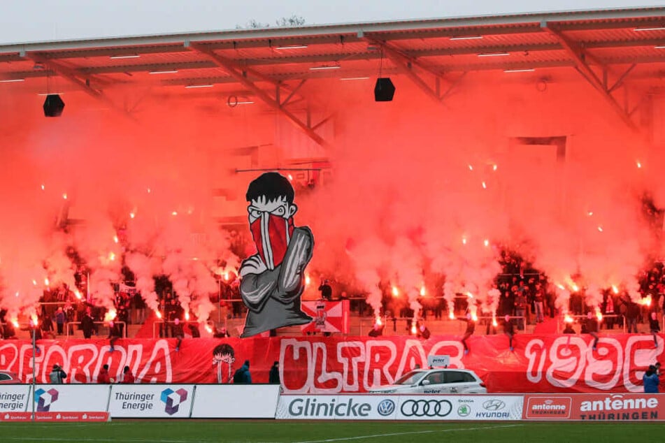 Die Erfurter Fans feierten ihr 20-jähriges Bestehen mit einer Pyro-Show.