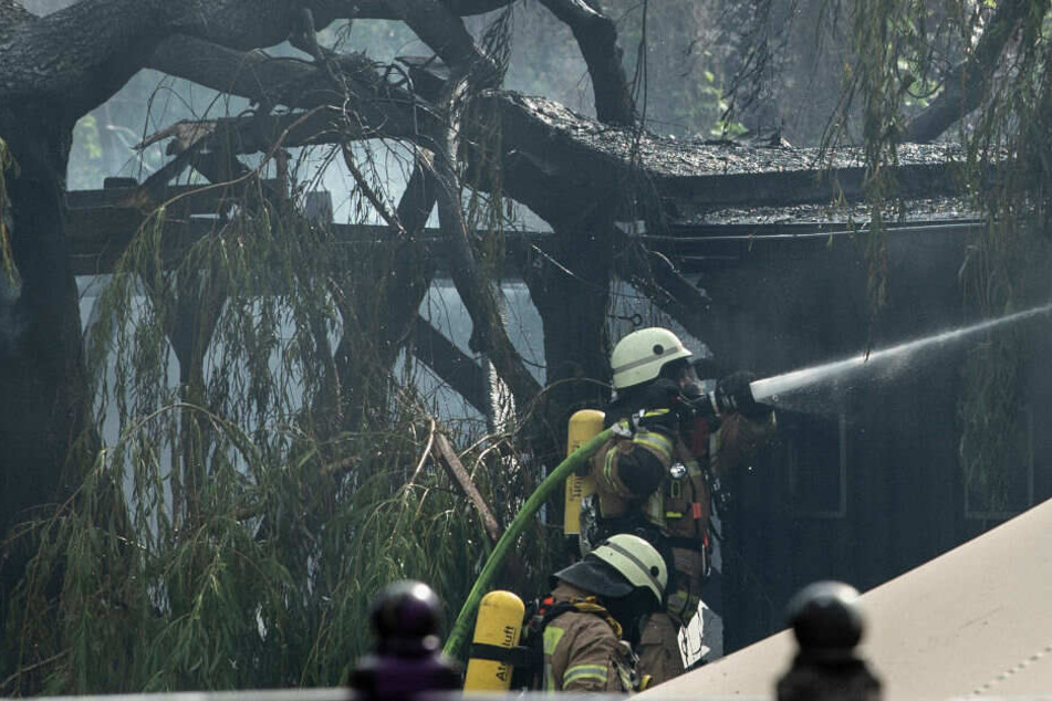 Feuerwehrleute bekämpfen das Feuer am Club der Visionäre.