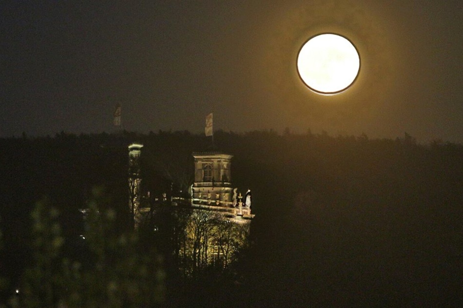 Der Vollmond steht in Dresden über den Elbschlössern.