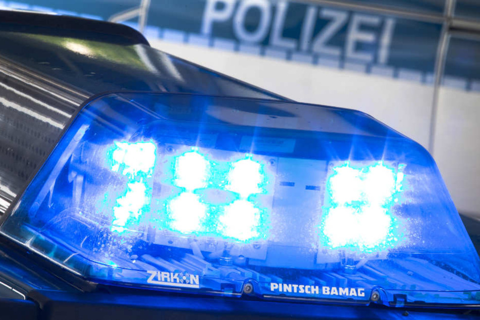 Die Polizei ermittelt gegen einen 25-Jährigen, der seine eigene Freundin mit einem Messer verletzt hat (Symbolbild).