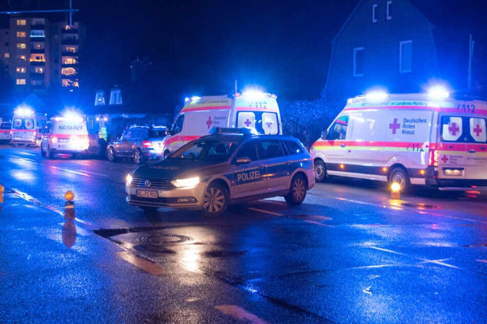 Polizei und Rettungsdienst im Einsatz: Die Straße musste mehrere Stunden gesperrt werden.