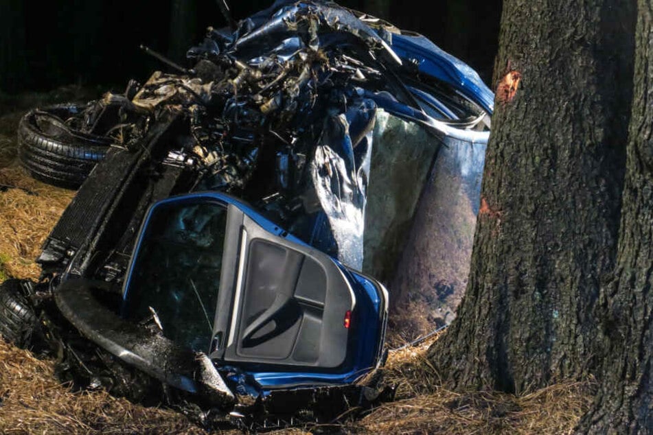 Der VW wurde im Frontbereich den Unfall komplett demoliert.