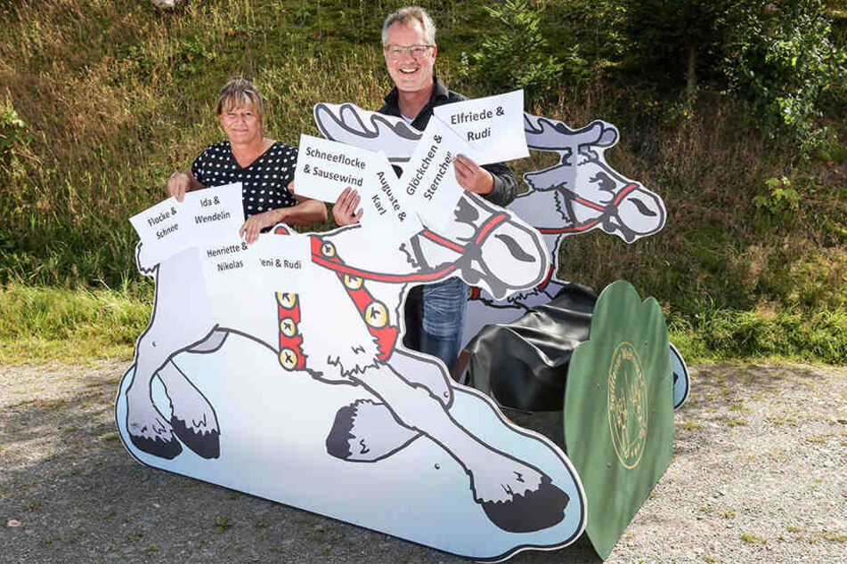 Die Seiffener Touristinfo-Leiterin Anke Gläßer und der Spielzeugmachermeister Tino Günther mit dem Rentiermobil.